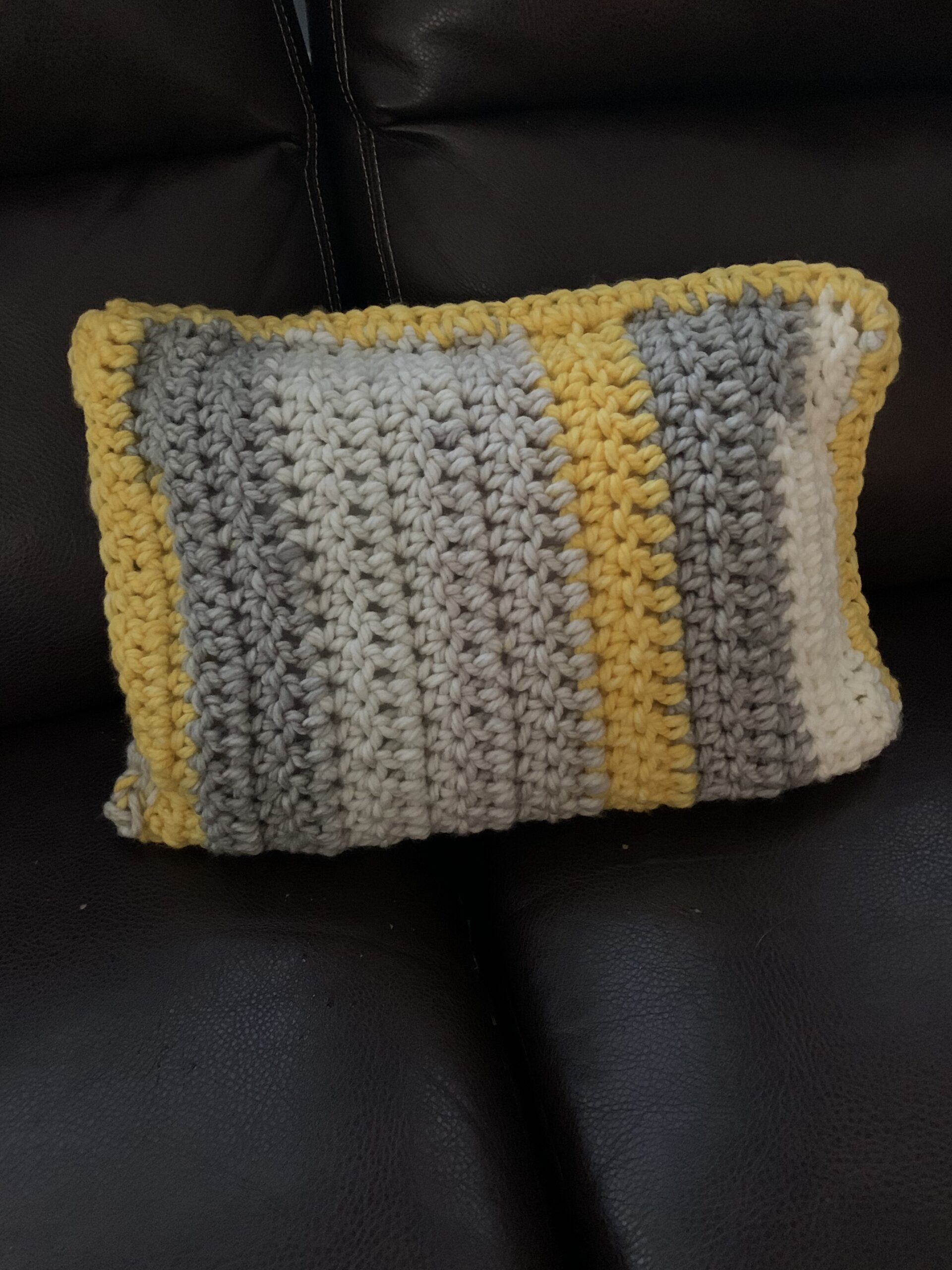 FREE Crochet Pattern: Bulky Yarn Throw Pillowcase